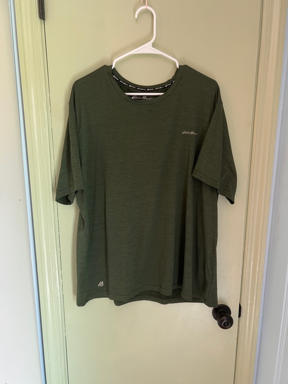 LOT of 2 Eddie Bauer Olive Green, navy blue Short-Sleeve Crew T-Shirt